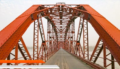 Estructura de viaducto construida con largueros de acero