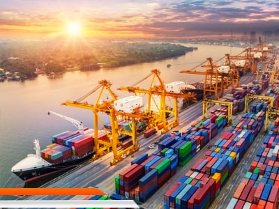 Zona de descarga de contenedores marítimos en el puerto de una ciudad