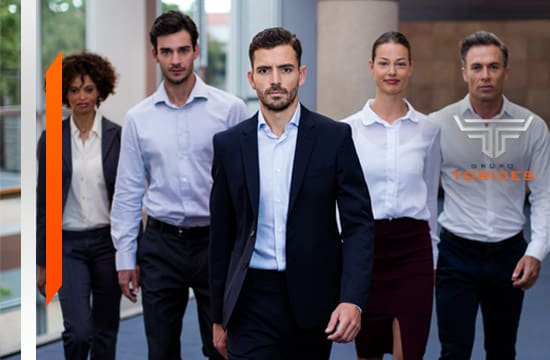 Grupo de personas caminando - Tipos de liderazgo empresarial