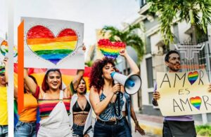 Personas con carteles en marcha LGBT+