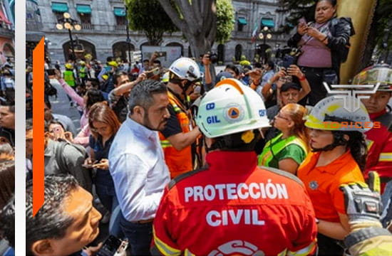 Personas en una explanada, algunas con cascos y chalecos naranjas - Simulacro Nacional 2024 CDMX