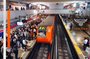 Tren llegando a la estación Chapultepec del Metro de la CDMX