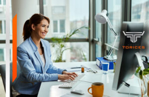 Mujer sonriente frente computadora