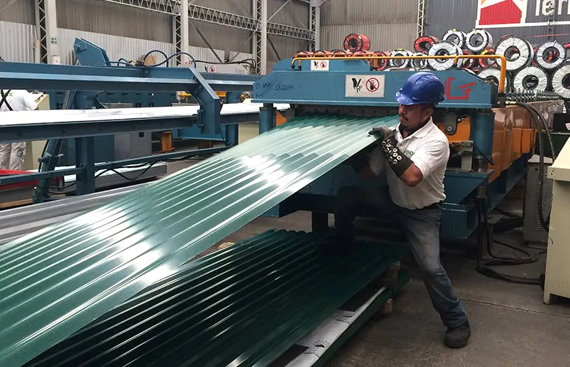 Trabajador fabricando láminas para techar
