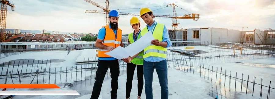 Arquitectos revisando planos de proyecto en sitio de construcción